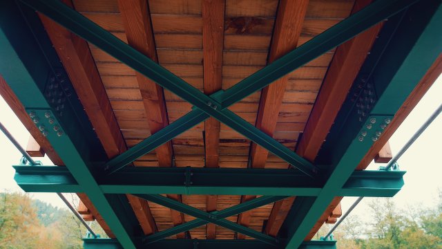 Mostovka je z dubu, zábradlí z modřínového dřeva má tvar takzvaných ondřejských křížů. Po nové lávce lze mimořádně přejet sanitkou o hmotnosti do 3,5 tun. Zdroj: archiv Metrostav
